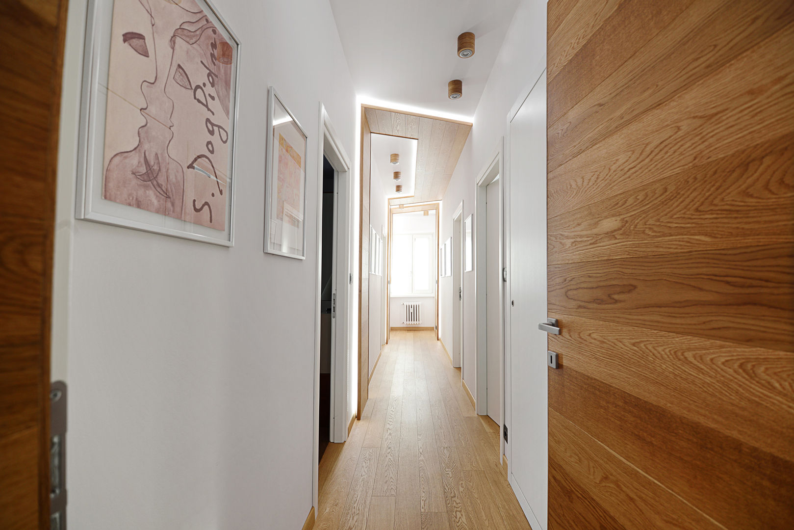 Corridoio. homify Ingresso, Corridoio & Scale in stile moderno Legno Effetto legno corridoio,pinacoteca,legno,nastro