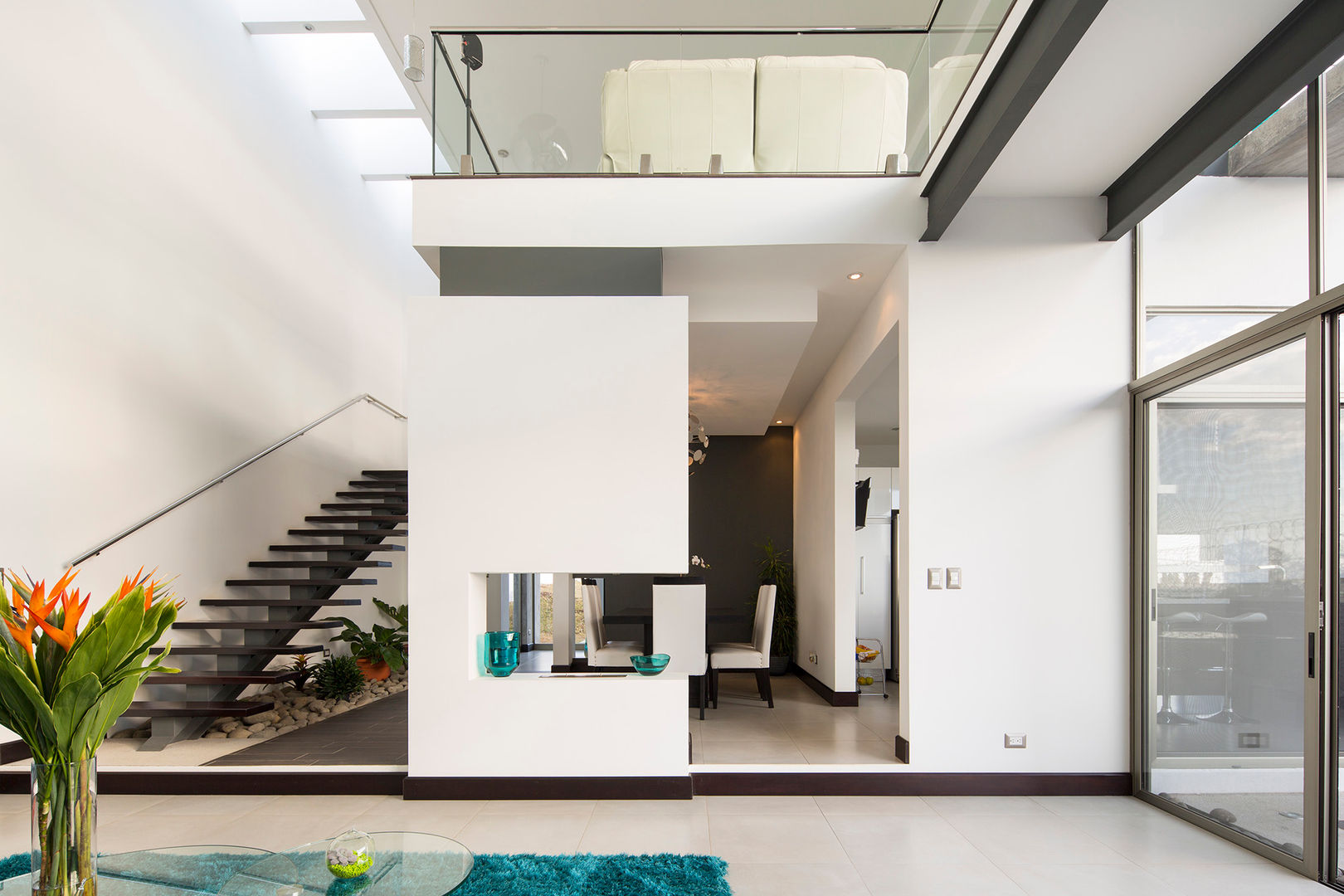 Detalle división sala-comedor J-M arquitectura Pasillos, vestíbulos y escaleras modernos