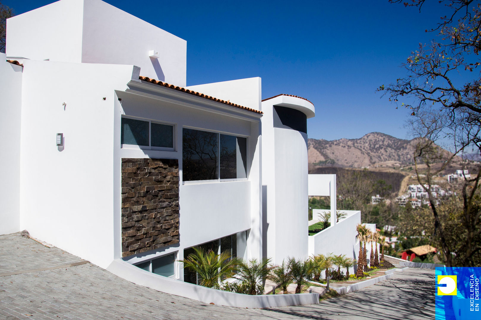 RESIDENCIA BAROCIO, Excelencia en Diseño Excelencia en Diseño Minimalist corridor, hallway & stairs Stone