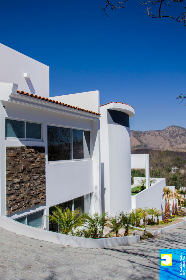fachada lateral Excelencia en Diseño Casas de estilo minimalista Piedra