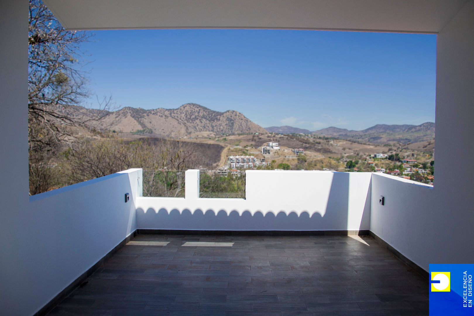 terraza del techo Excelencia en Diseño Balcones y terrazas de estilo minimalista Ladrillos