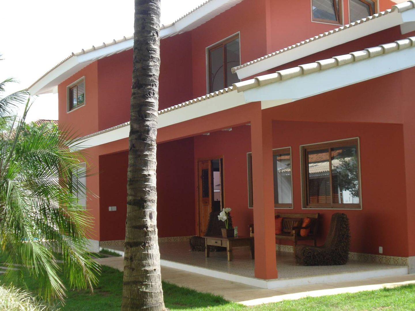 Casa Barra 01, GEA Arquitetura GEA Arquitetura Tropical style balcony, veranda & terrace