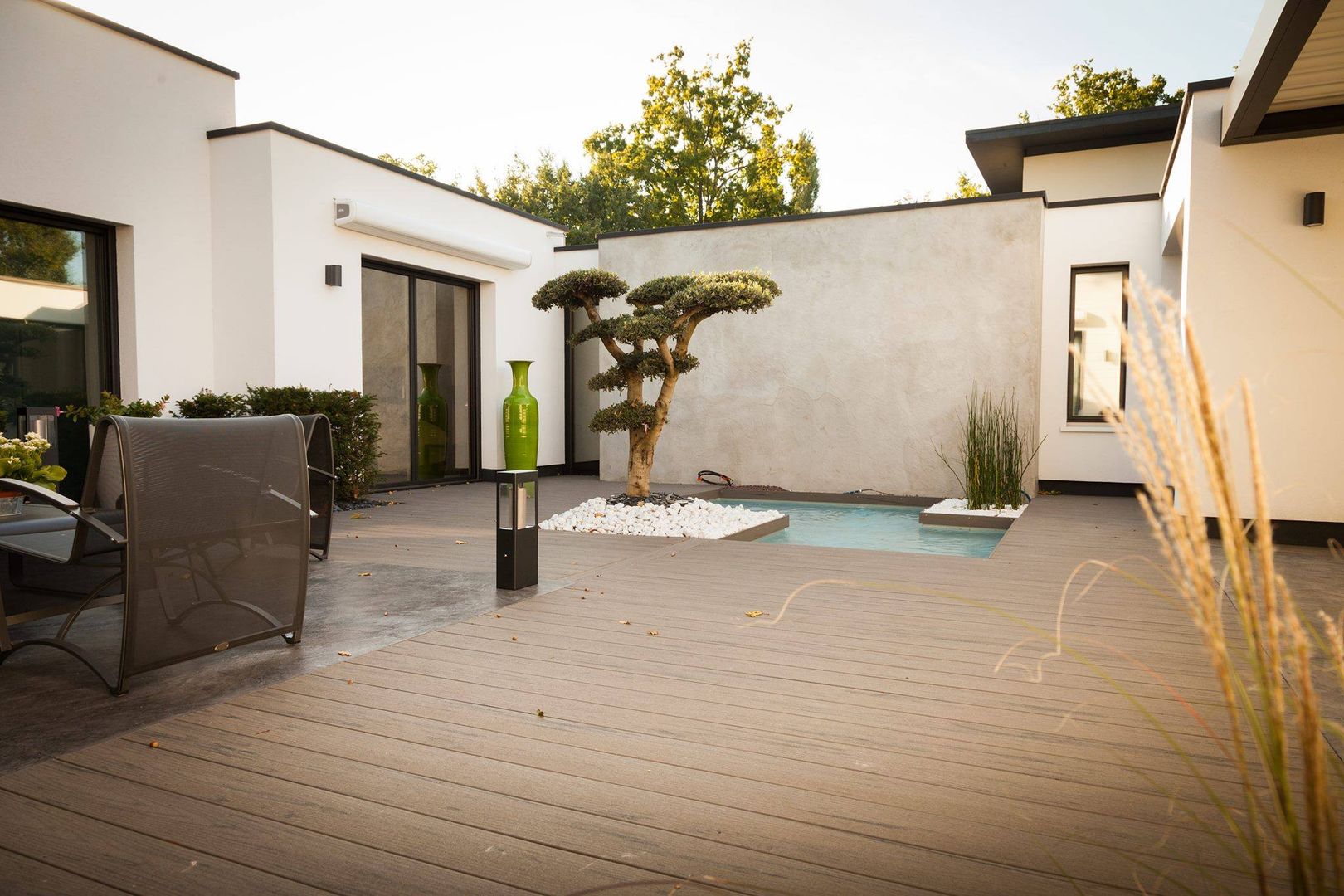 Patio de type Riad avec lame de Terrasse Terrain, TimberTech TimberTech Mediterranean style balcony, porch & terrace Wood-Plastic Composite