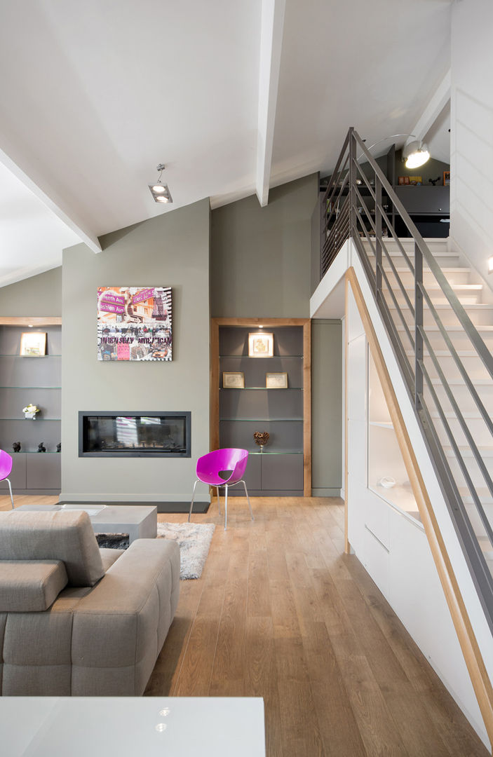Réhabilitation intérieure et extérieure d'un appartement à la Croix-Rousse (Lyon) réHome Salon moderne appartement,lyon,croix rousse,salon,canapé,canapé gris,escaliers,moderne