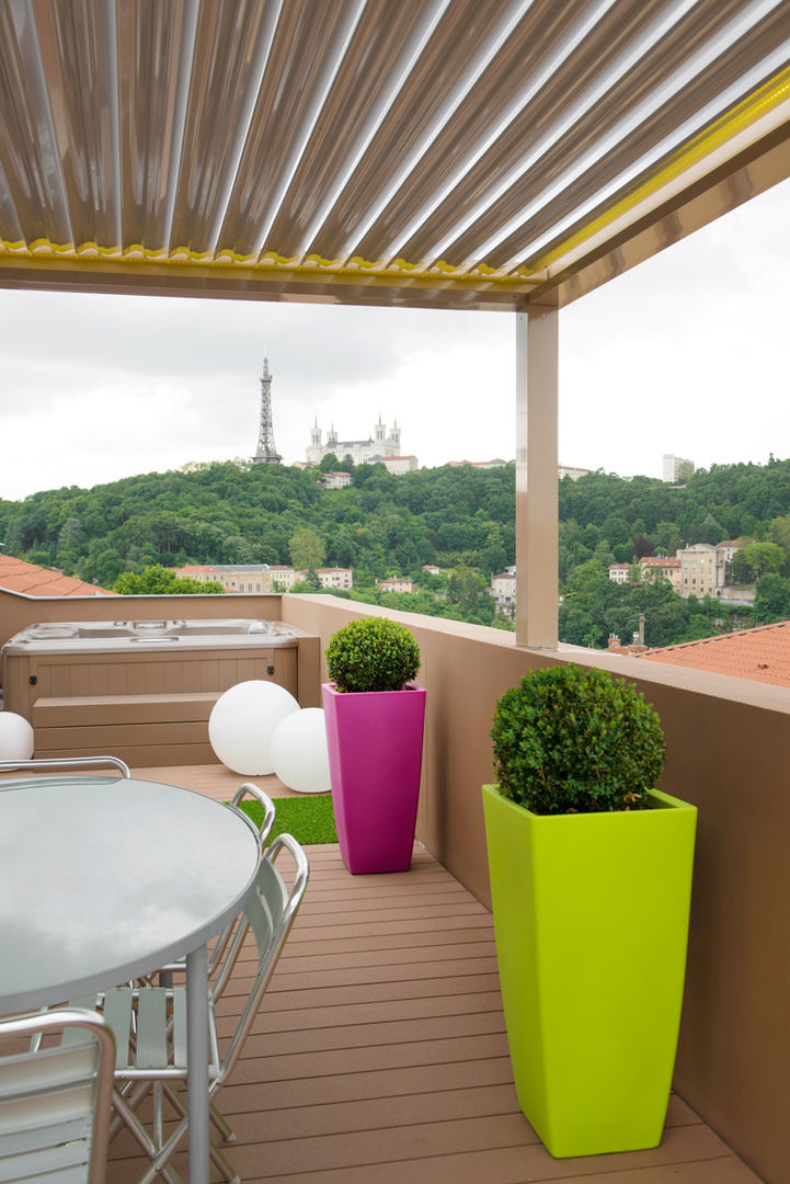 Réhabilitation intérieure et extérieure d'un appartement à la Croix-Rousse (Lyon) réHome Balcon, Veranda & Terrasse modernes Plante,Propriété,Ciel,Vert,Bois,Ombre,Éclairage,Design d&#39;intérieur,Arbre,Gazon