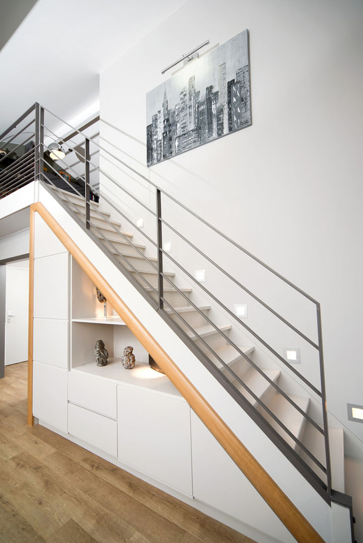 Réhabilitation intérieure et extérieure d'un appartement à Lyon, réHome réHome Modern corridor, hallway & stairs