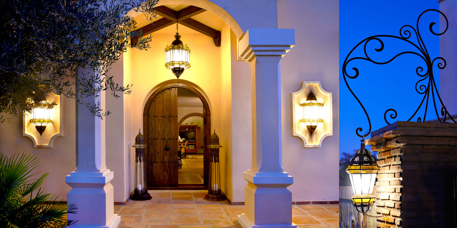 Entrada con iluminación por faroles homify Puertas y ventanas de estilo mediterráneo Madera maciza Multicolor