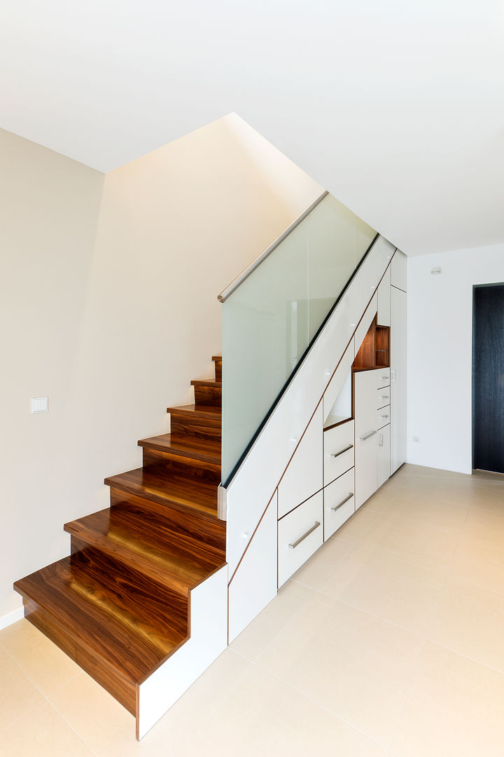 Stauraum unter Treppe, Innenarchitektin Katrin Reinhold Innenarchitektin Katrin Reinhold Modern Corridor, Hallway and Staircase Storage