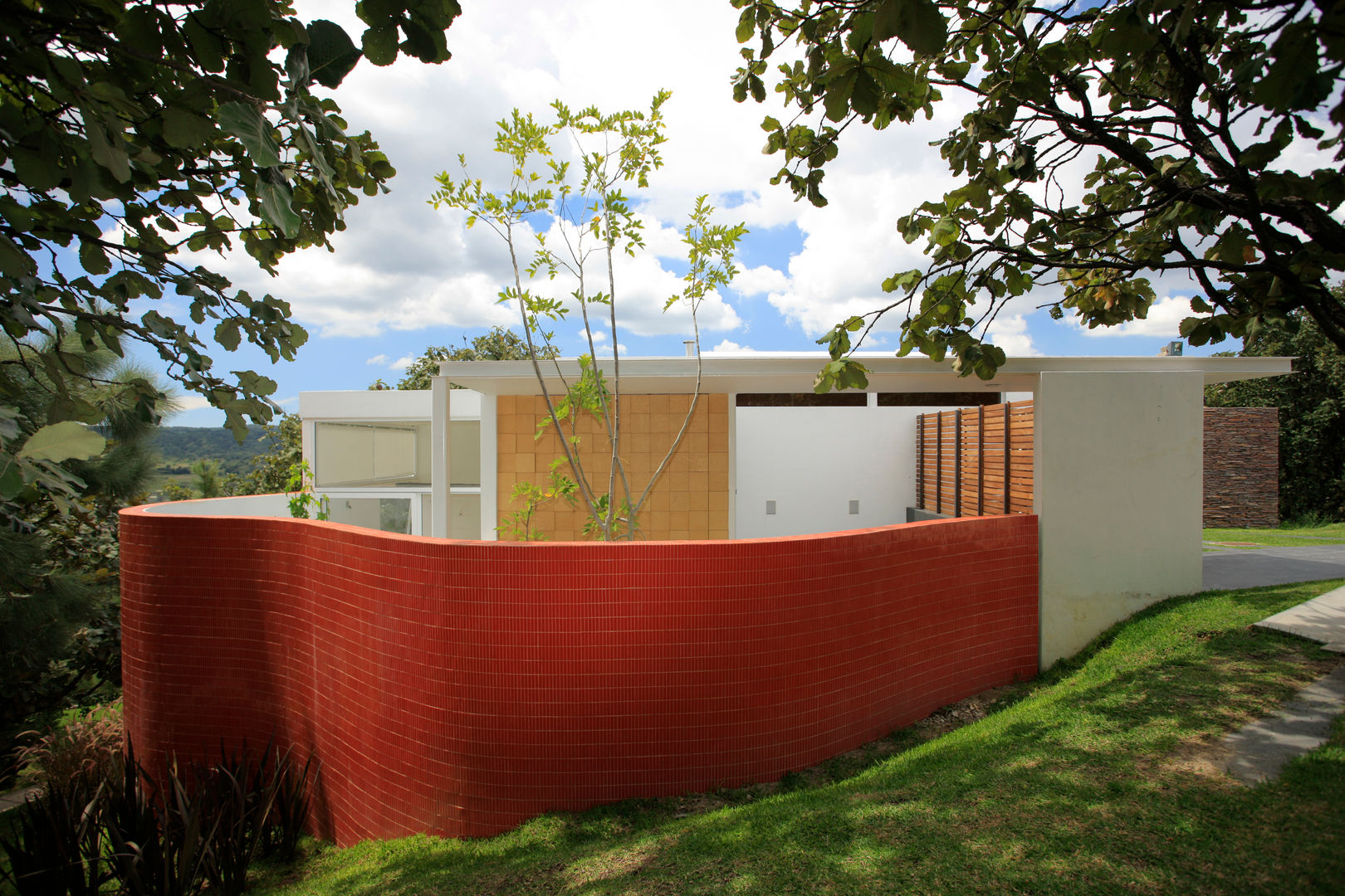 Casa Azpeytia, Echauri Morales Arquitectos Echauri Morales Arquitectos Minimalist walls & floors Ceramic