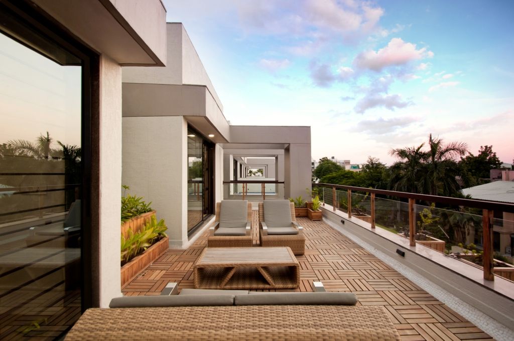 Ahaan Villa - Ahmedabad, OPENIDEAS OPENIDEAS Modern Balkon, Veranda & Teras