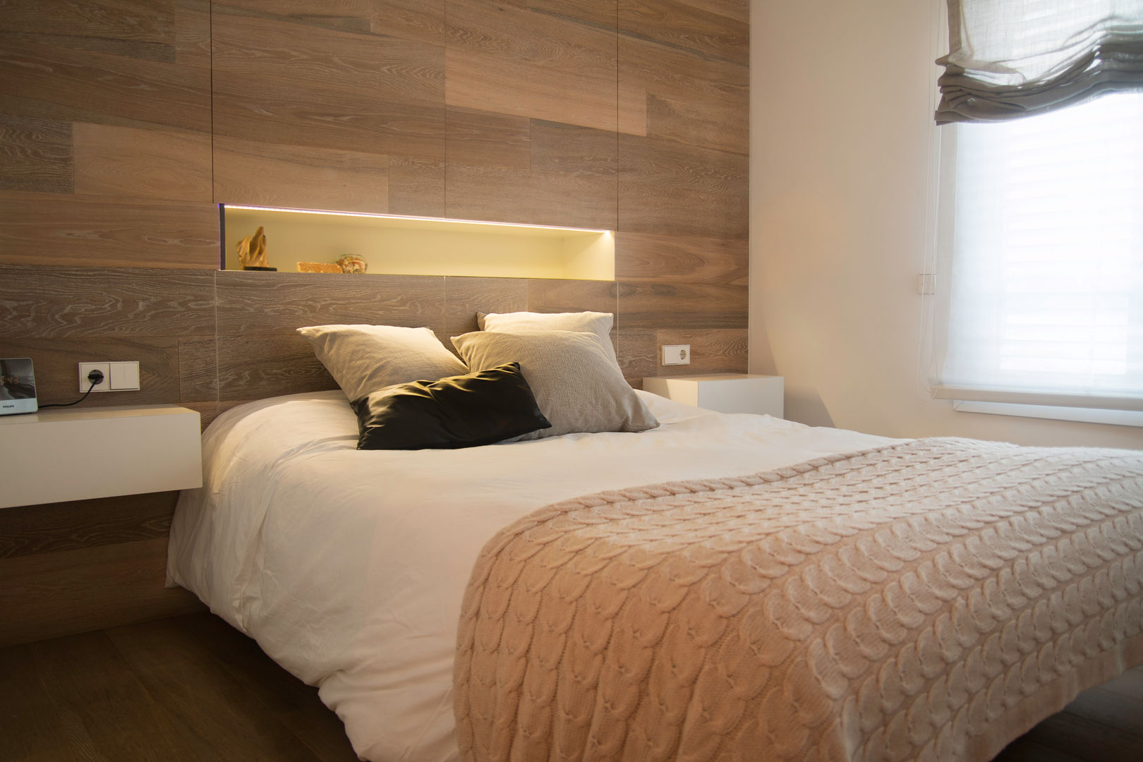 homify Camera da letto in stile classico Legno Effetto legno