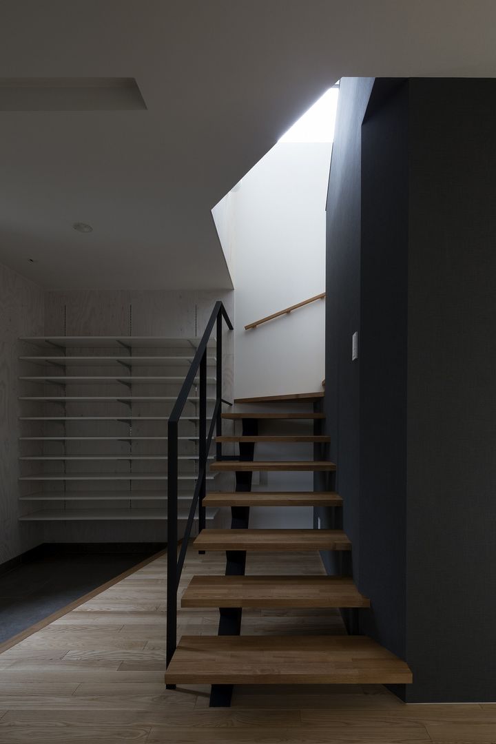 灯台の家, 富谷洋介建築設計 富谷洋介建築設計 Modern Corridor, Hallway and Staircase
