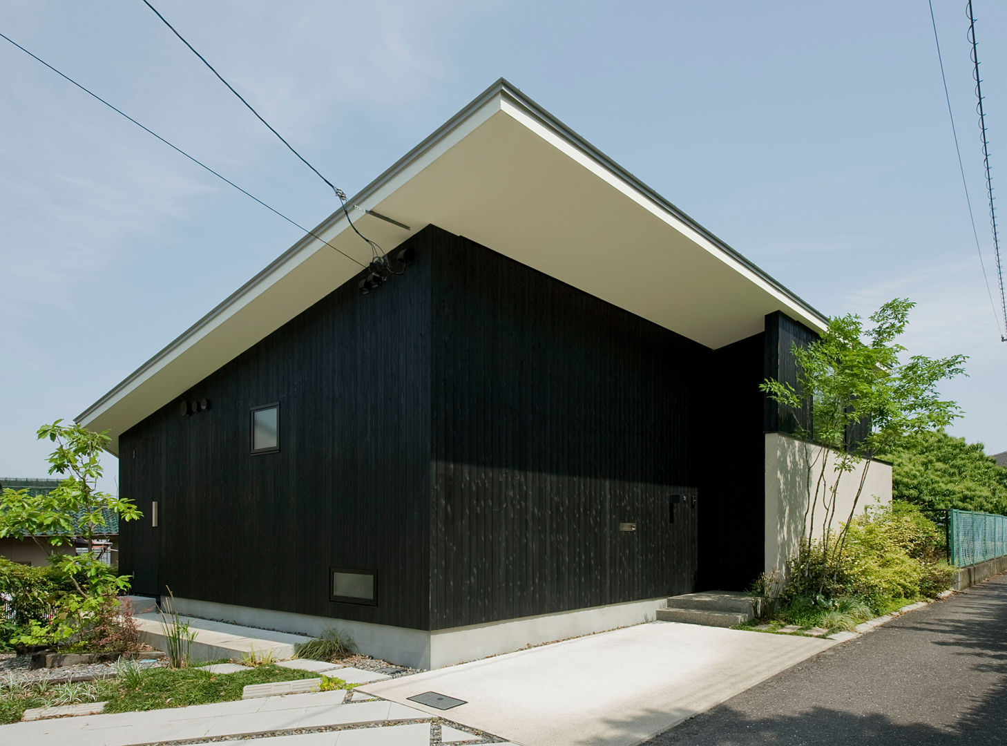 傾斜地の平屋, LIC・山本建築設計事務所 LIC・山本建築設計事務所 Casas de estilo moderno Madera Acabado en madera