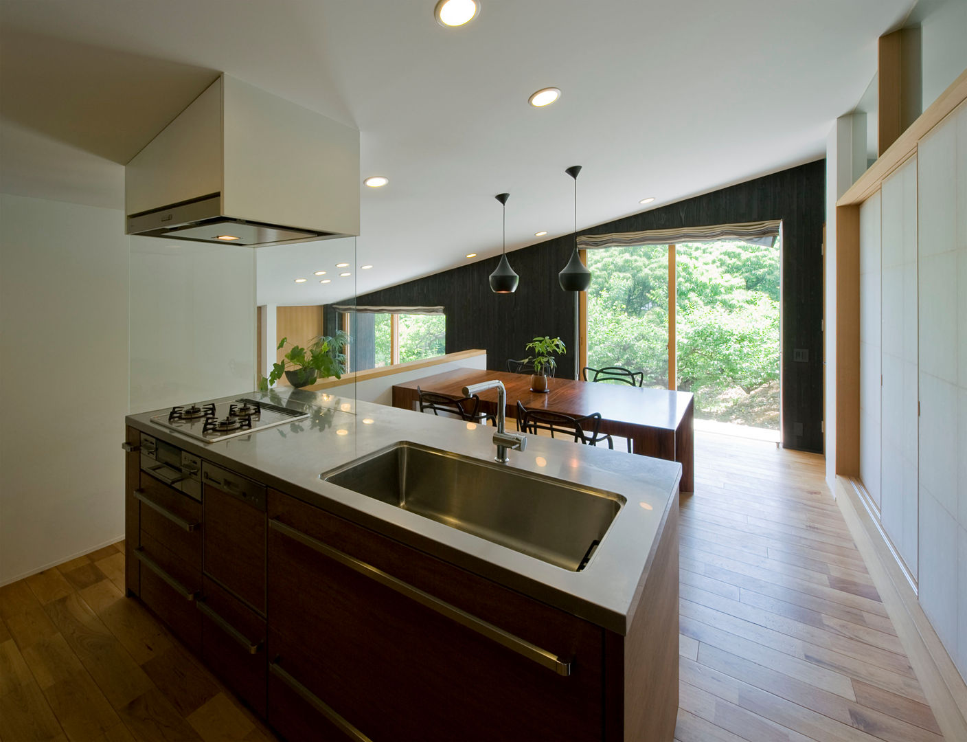 傾斜地の平屋, LIC・山本建築設計事務所 LIC・山本建築設計事務所 Modern dining room Wood Wood effect