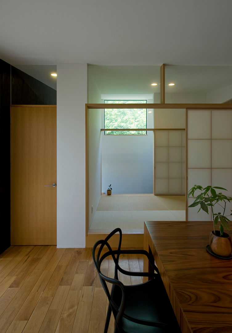 傾斜地の平屋, LIC・山本建築設計事務所 LIC・山本建築設計事務所 Modern dining room Wood Wood effect