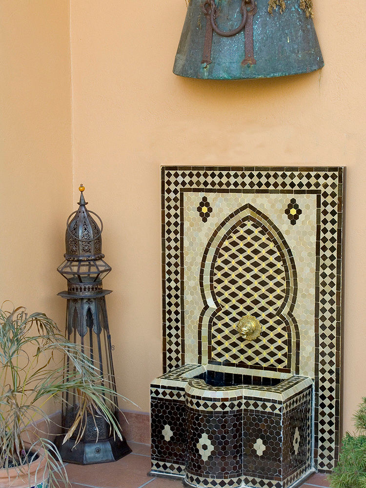 Mosaic fountain homify Mediterranean style gardens Ceramic Accessories & decoration