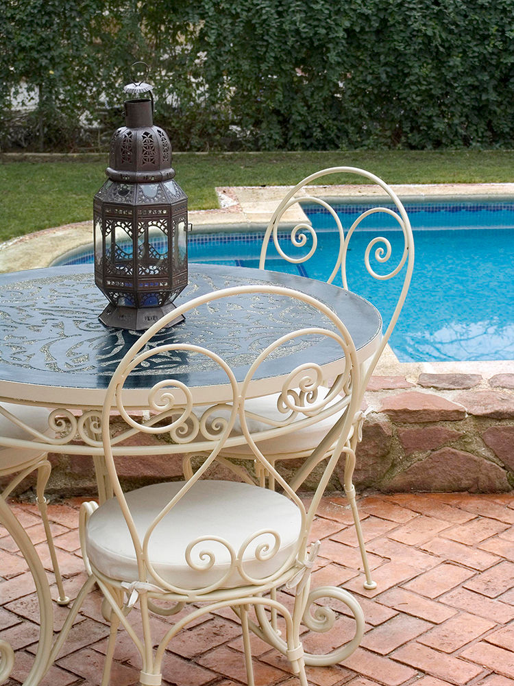 Mesa y sillas en forja homify Jardines mediterráneos Hierro/Acero Muebles