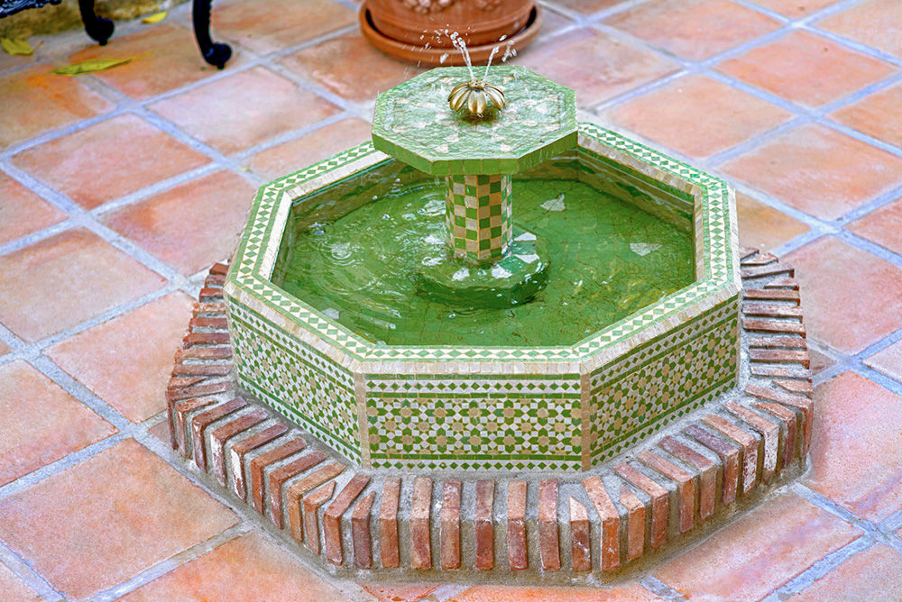 Fuente de centro en mosaico homify Jardines de estilo mediterráneo Cerámica Piscinas y tanques