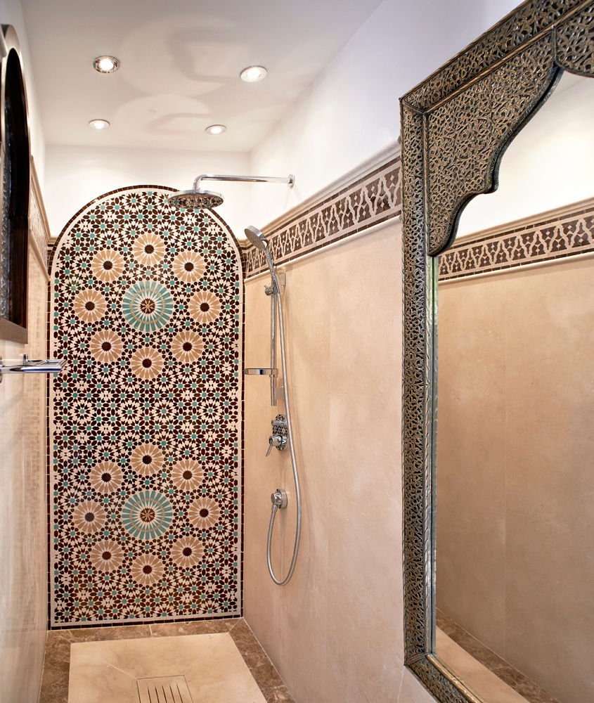 Mampara de baño en mosaico homify Baños de estilo mediterráneo Cerámico