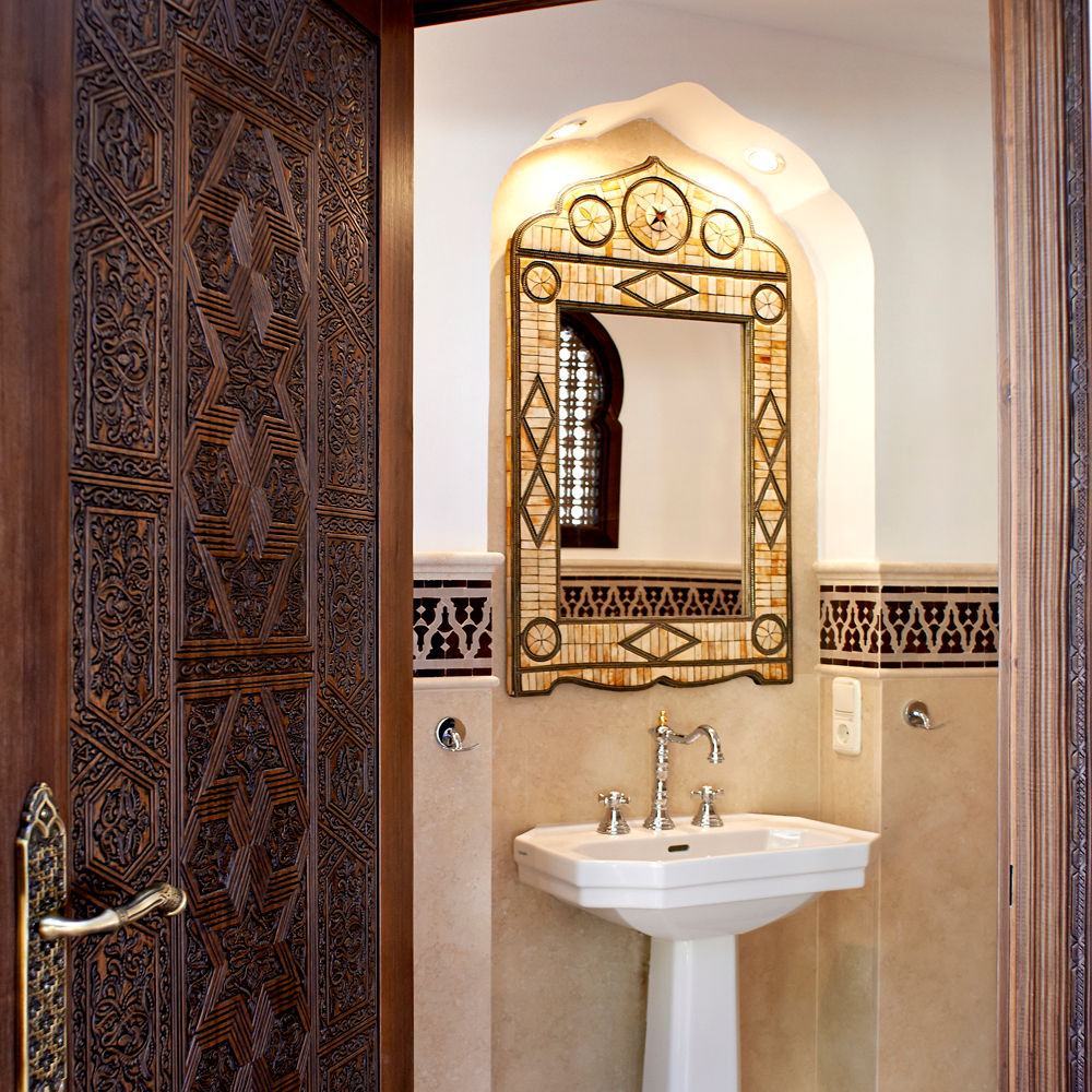 Engraved door homify أبواب خشب Wood effect Doors