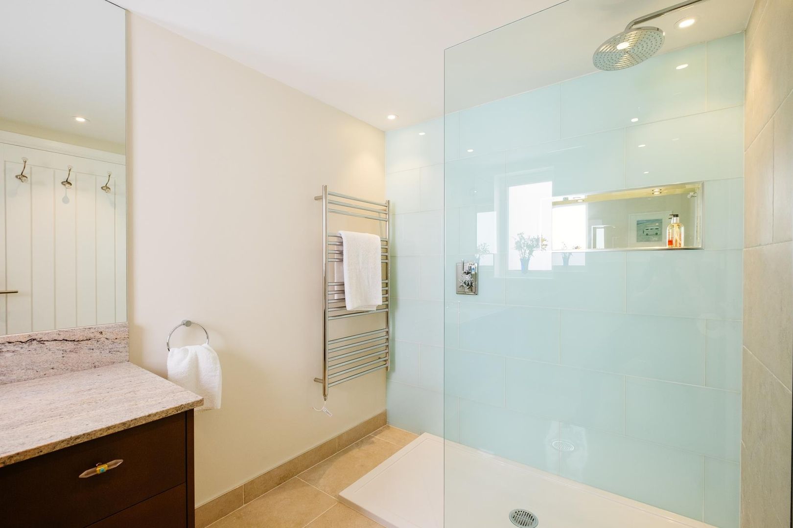 En-Suite Perfect Stays Modern Bathroom