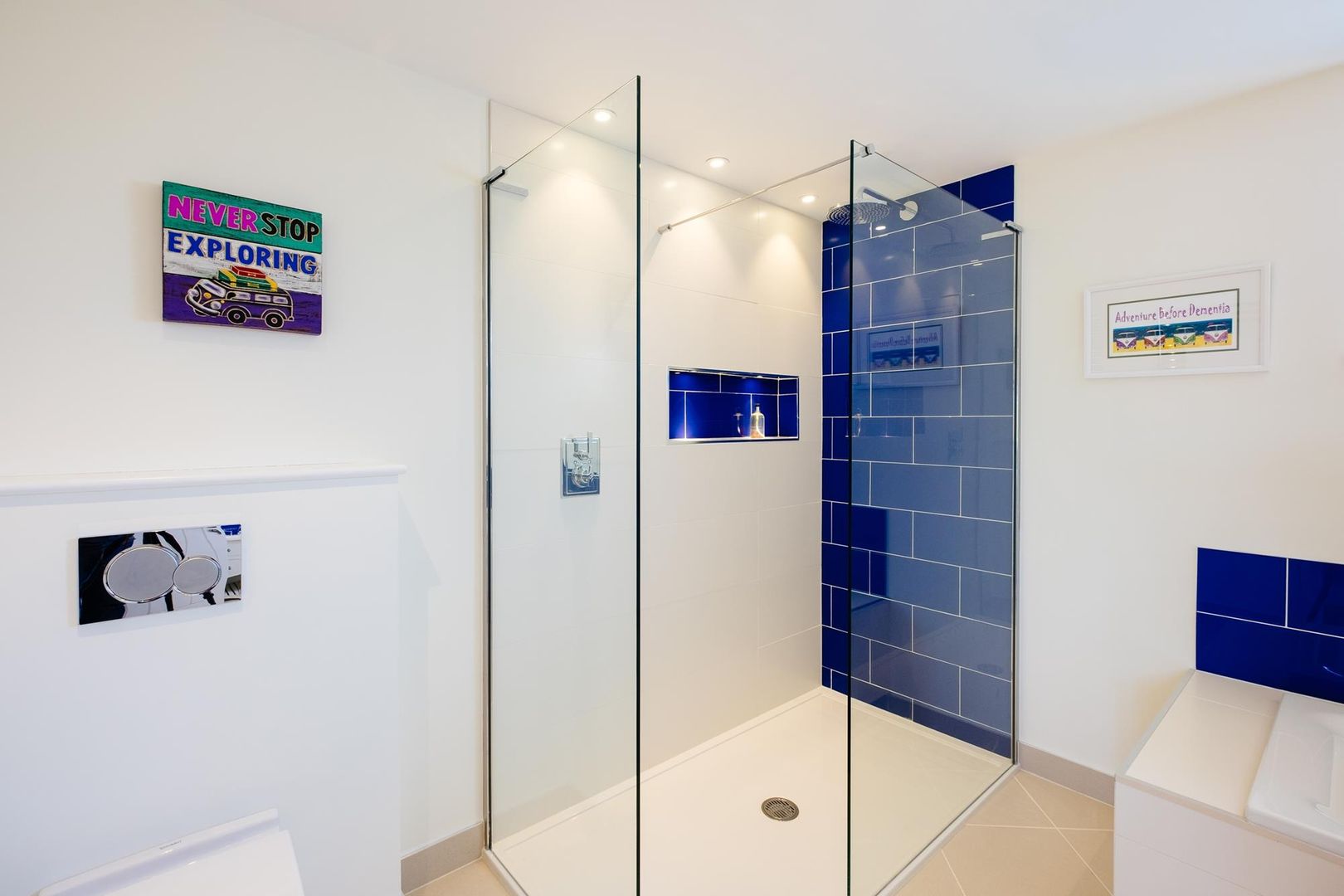 Family Bathroom Perfect Stays 모던스타일 욕실