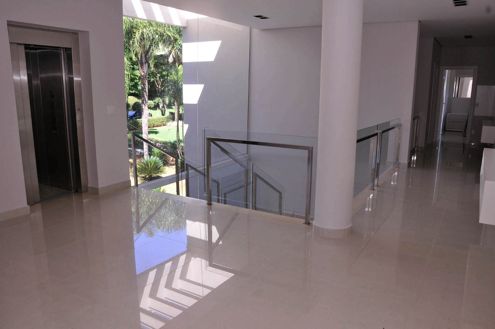 Residência LSE, A/ZERO Arquitetura A/ZERO Arquitetura Pasillos, vestíbulos y escaleras modernos