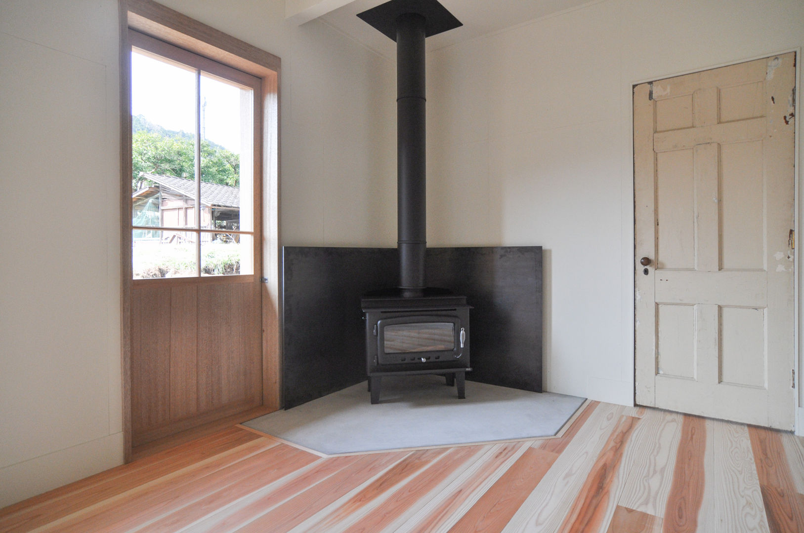 アンティーク部材と塗装仕上げの家, （株）独楽蔵 KOMAGURA （株）独楽蔵 KOMAGURA Modern living room