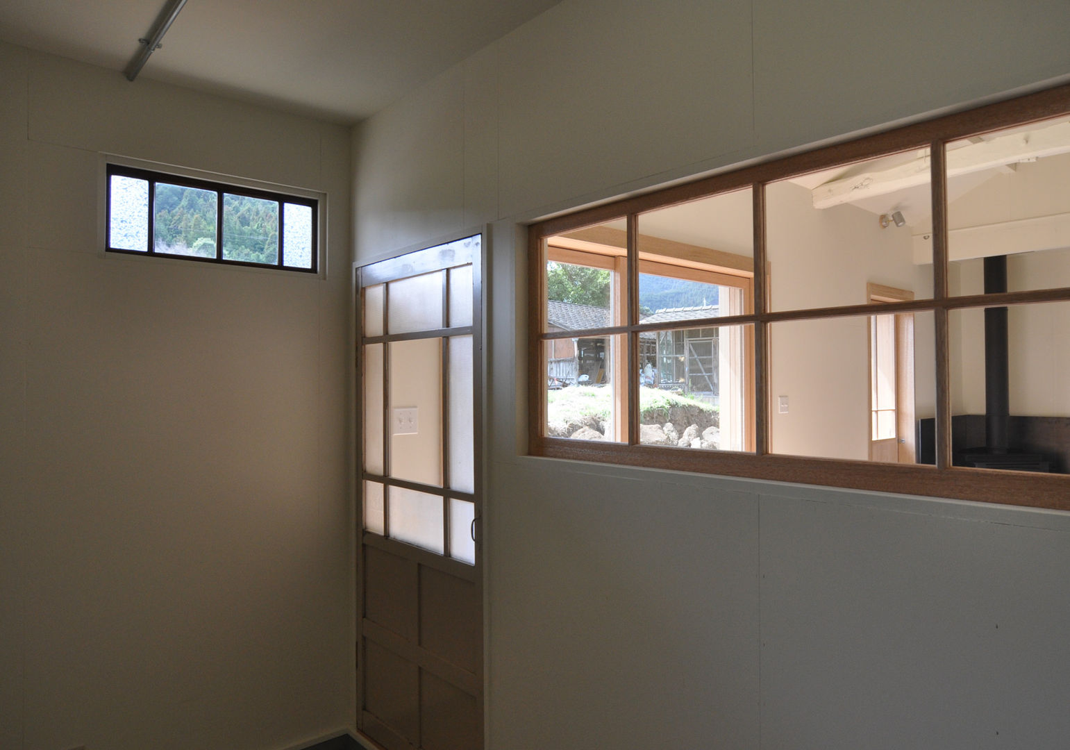 アンティーク建具と新しい建具 （株）独楽蔵 KOMAGURA モダンな 窓&ドア