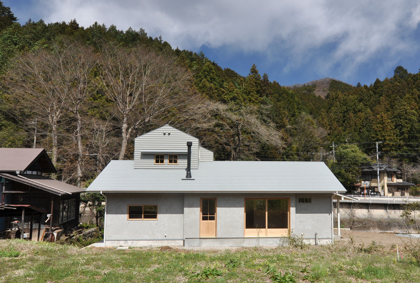 アンティーク部材と塗装仕上げの家, （株）独楽蔵 KOMAGURA （株）独楽蔵 KOMAGURA Casas modernas: Ideas, diseños y decoración