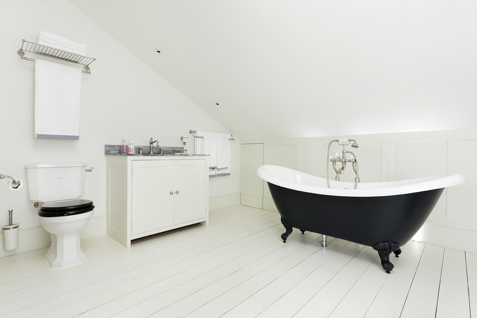 BATHROOMS: TRADITIONAL-STYLE BATHROOM Cue & Co of London Salle de bain classique