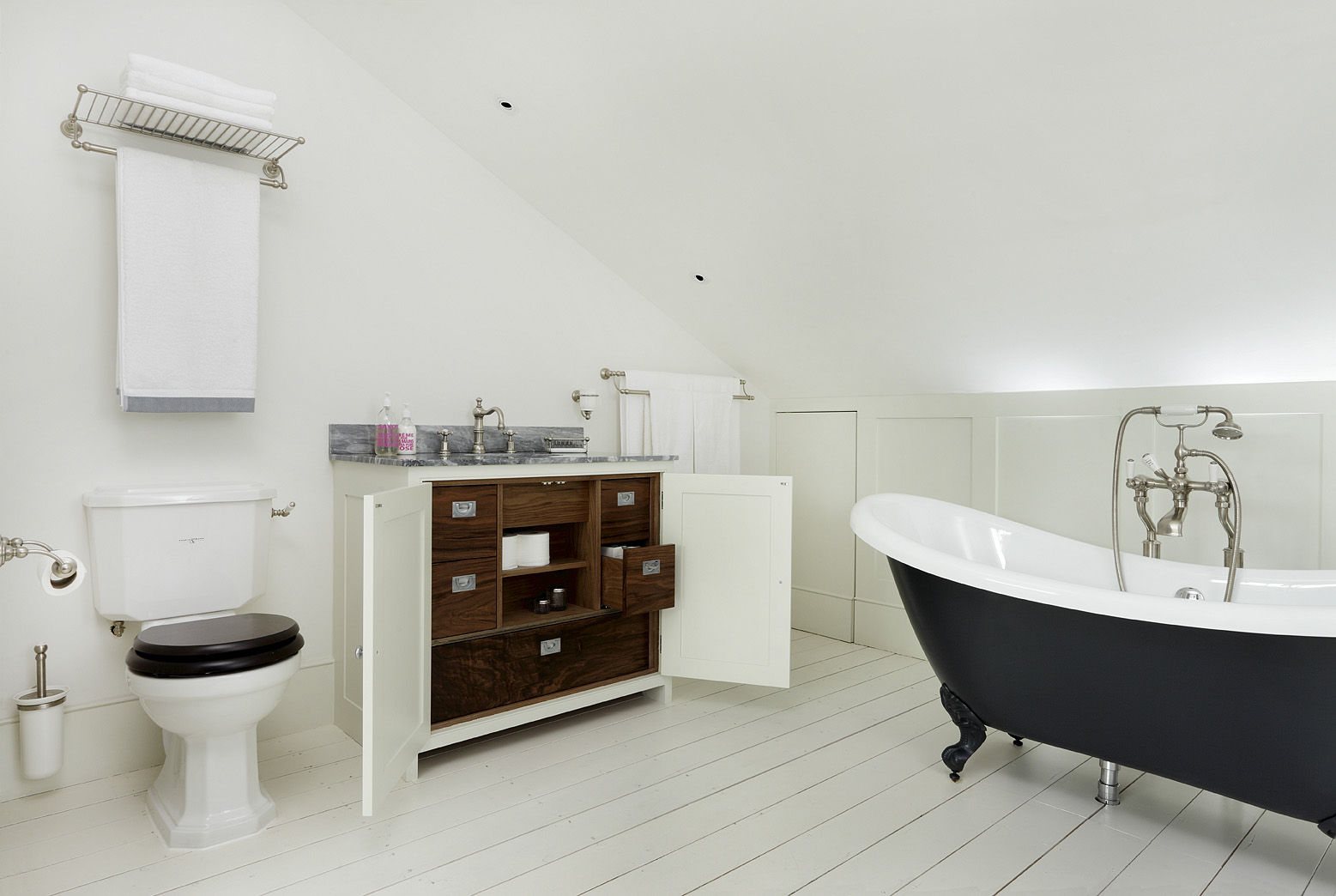 BATHROOMS: TRADITIONAL-STYLE BATHROOM Cue & Co of London Ванна кімната
