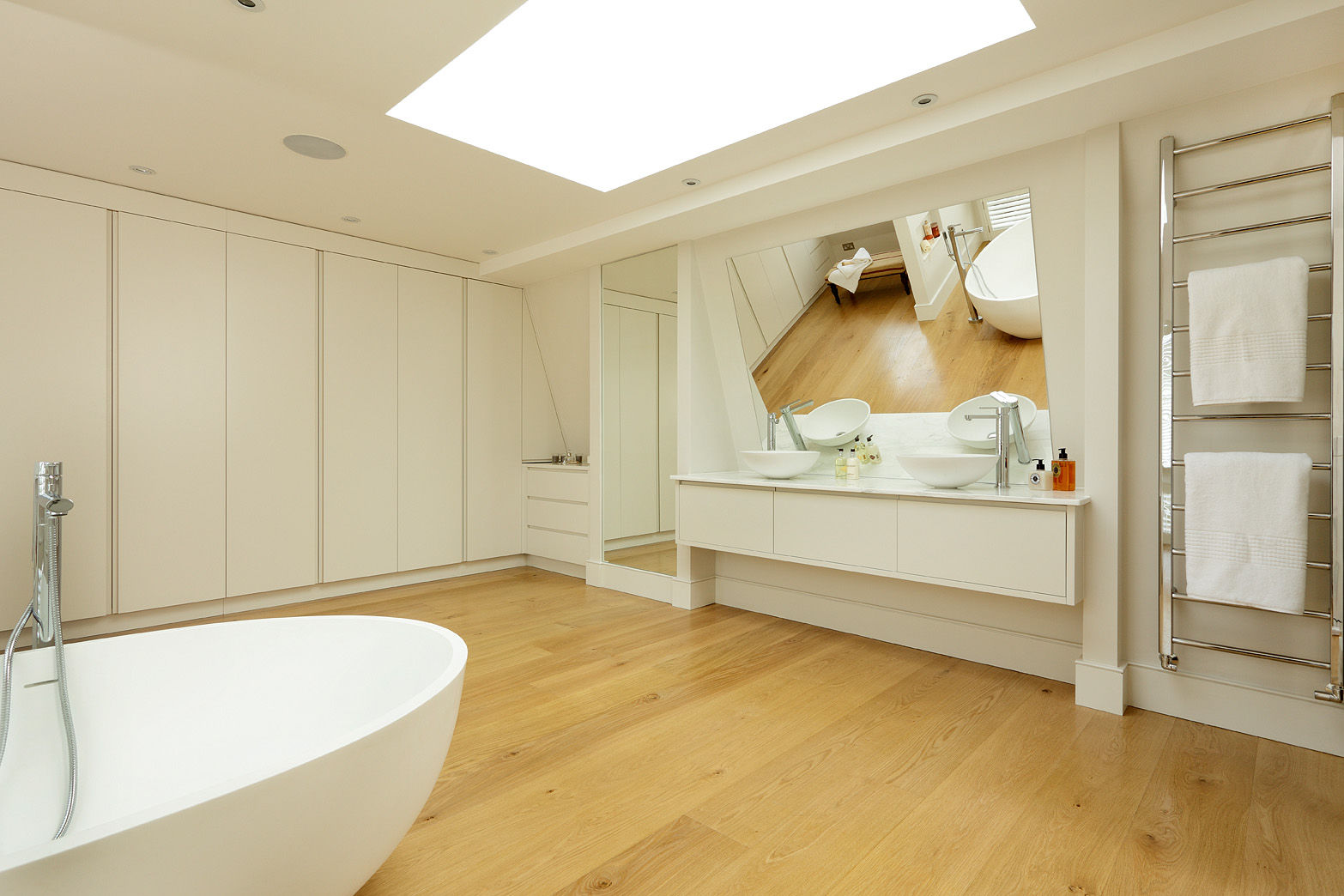 BATHROOMS: CONTEMPORARY BATHROOM Cue & Co of London Kamar Mandi Modern