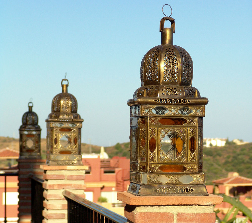Bronze Arabic lamp homify Mediterranean style gardens Copper/Bronze/Brass Lighting
