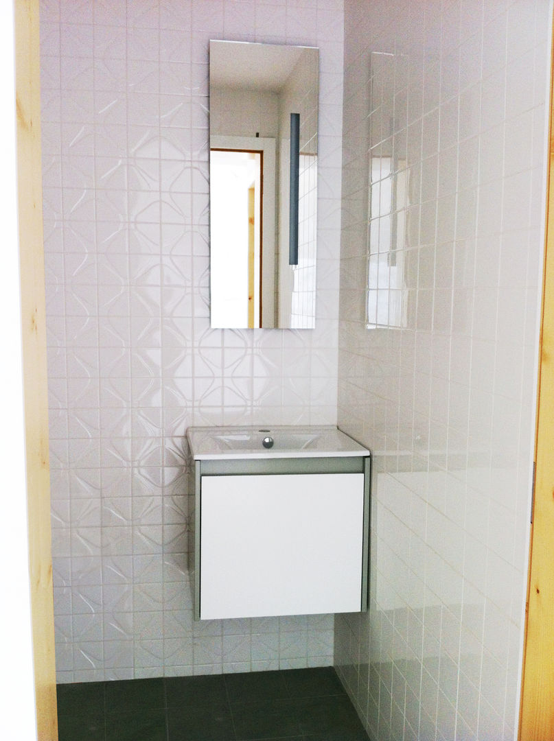 Casa das riscas verdes, GAAPE - ARQUITECTURA, PLANEAMENTO E ENGENHARIA, LDA GAAPE - ARQUITECTURA, PLANEAMENTO E ENGENHARIA, LDA Eclectic style bathroom Tiles