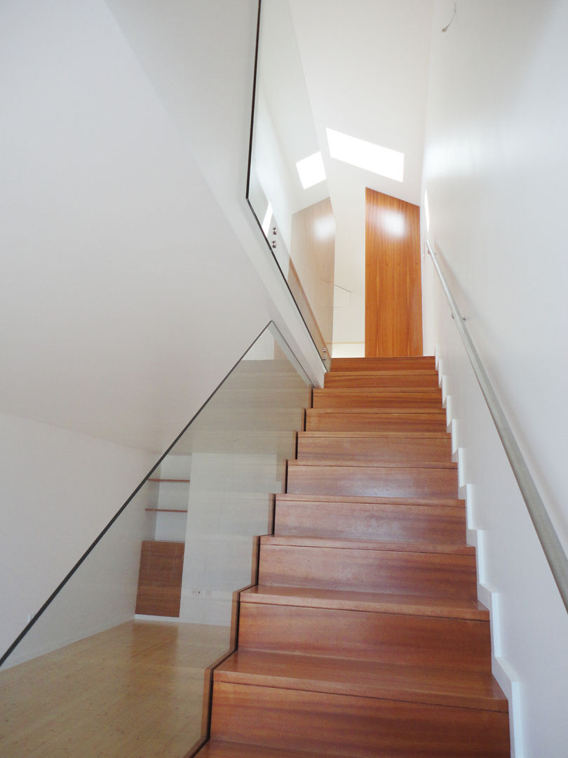 Casa das riscas verdes, GAAPE - ARQUITECTURA, PLANEAMENTO E ENGENHARIA, LDA GAAPE - ARQUITECTURA, PLANEAMENTO E ENGENHARIA, LDA Eclectic style corridor, hallway & stairs Glass