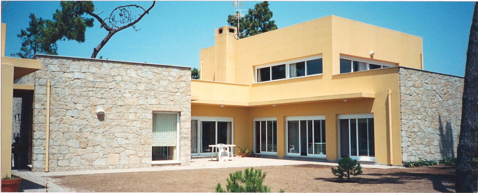 Casa amarela, GAAPE - ARQUITECTURA, PLANEAMENTO E ENGENHARIA, LDA GAAPE - ARQUITECTURA, PLANEAMENTO E ENGENHARIA, LDA Maisons modernes Pierre