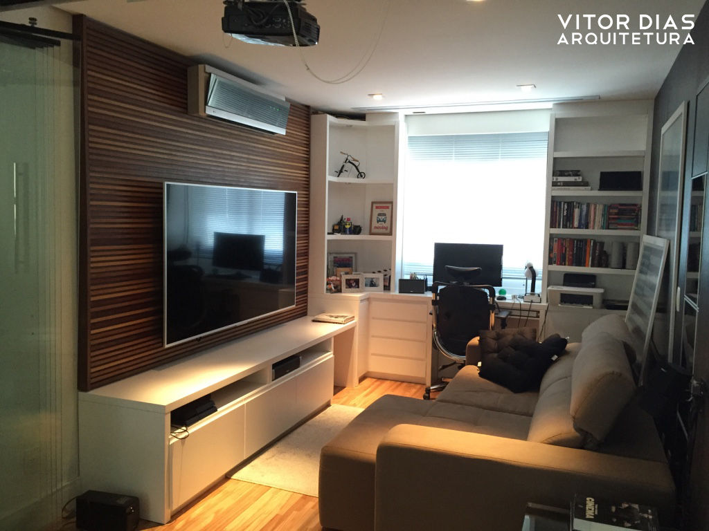 Home Theater integrado com Home Office, Vitor Dias Arquitetura Vitor Dias Arquitetura Modern living room