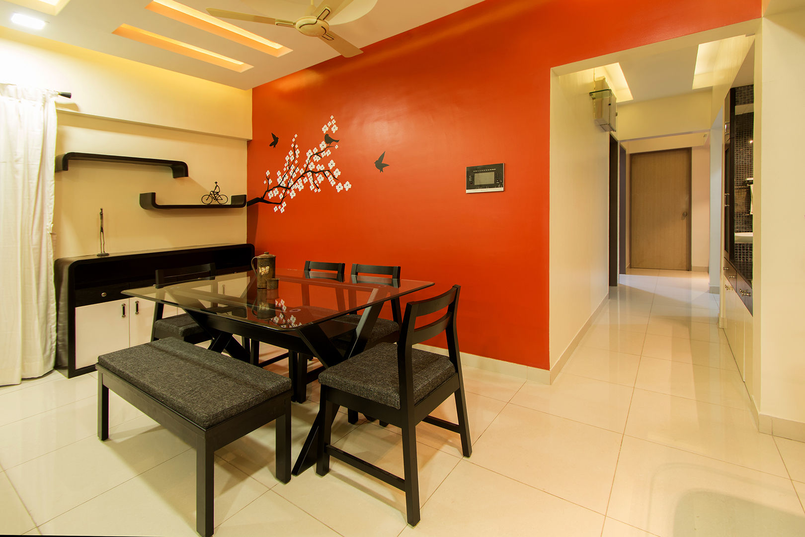 A residence for Mr.Nitin Warrier at Blue Ridge ,Hinjewadi ,Pune, Navmiti Designs Navmiti Designs غرفة السفرة كراسي ومقاعد