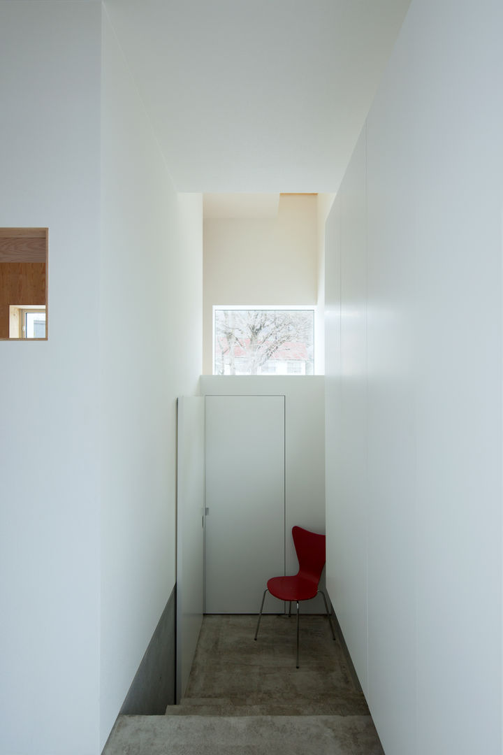 白箱の家（White BOX House）, 一級建築士事務所 Atelier Casa 一級建築士事務所 Atelier Casa Pasillos, halls y escaleras minimalistas Concreto