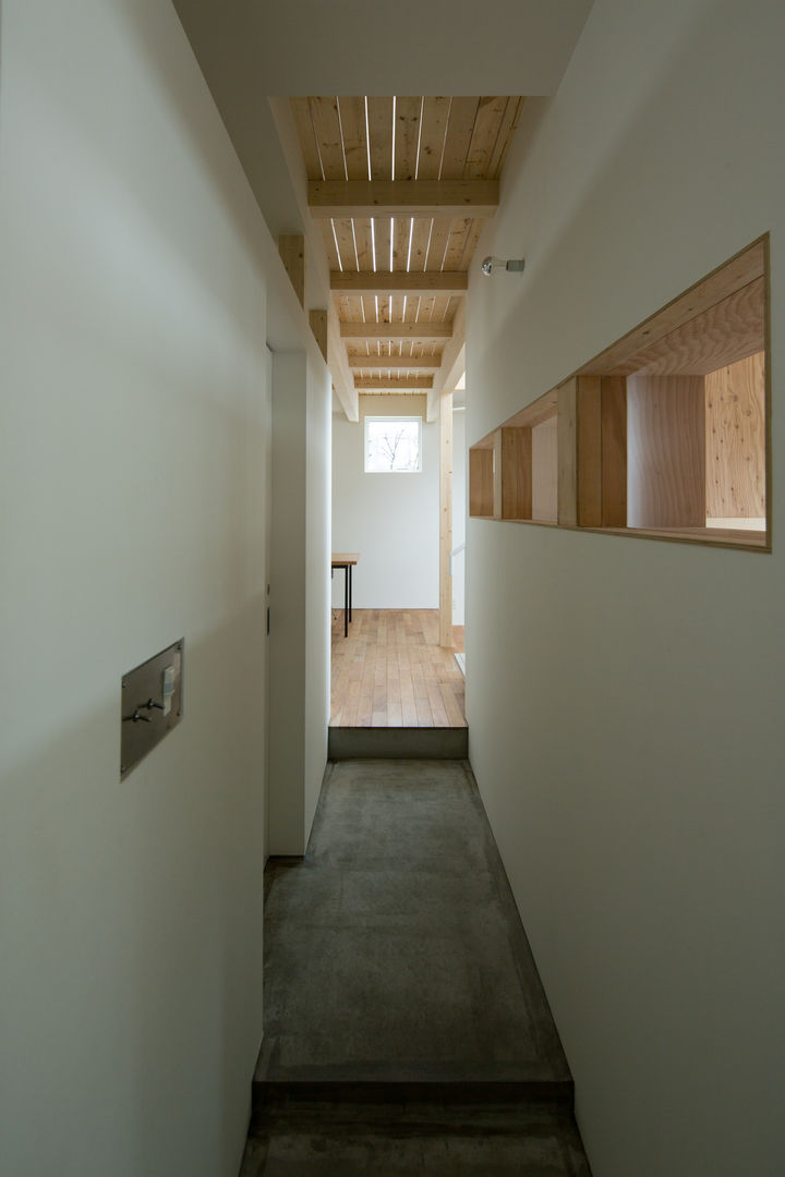 白箱の家（White BOX House）, 一級建築士事務所 Atelier Casa 一級建築士事務所 Atelier Casa Pasillos, halls y escaleras minimalistas Concreto