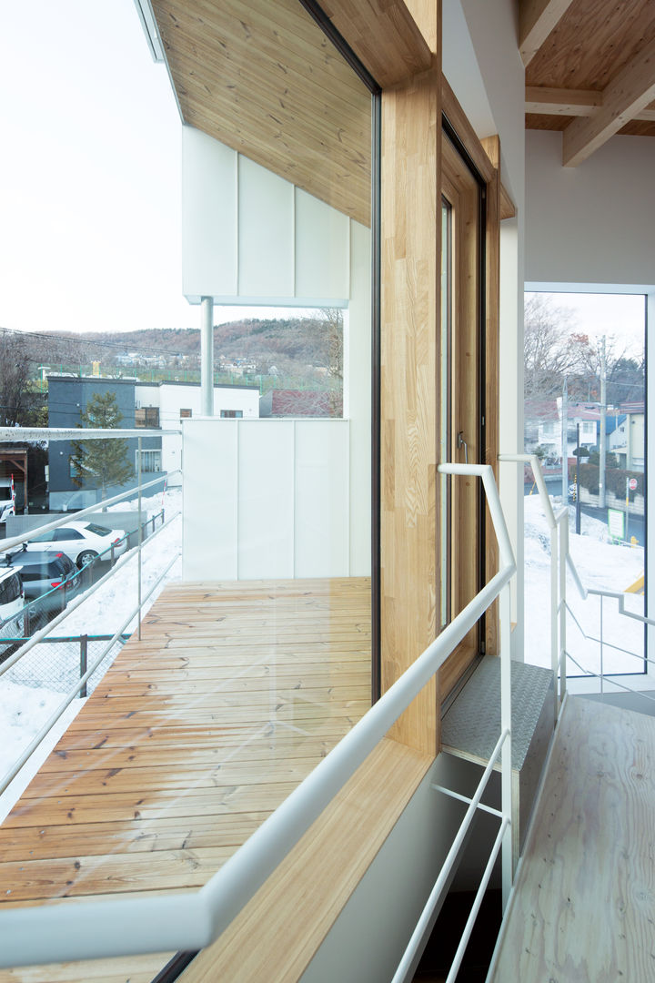 白箱の家（White BOX House）, 一級建築士事務所 Atelier Casa 一級建築士事務所 Atelier Casa minimalist style balcony, porch & terrace Wood Wood effect