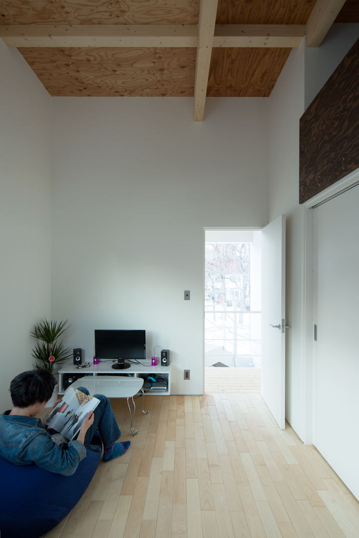 白箱の家（White BOX House）, 一級建築士事務所 Atelier Casa 一級建築士事務所 Atelier Casa Dormitorios infantiles de estilo minimalista Madera maciza Multicolor