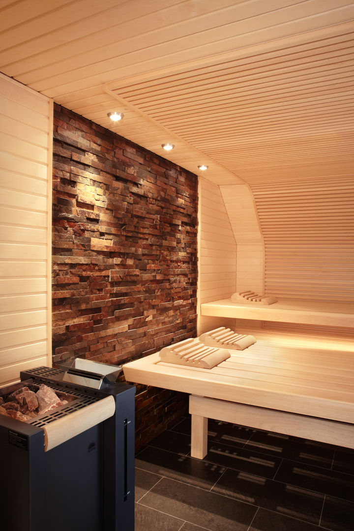 Wellness-Oase mit Sauna in einer Dachschräge, Erdmann Exklusive Saunen Erdmann Exklusive Saunen Spa moderno