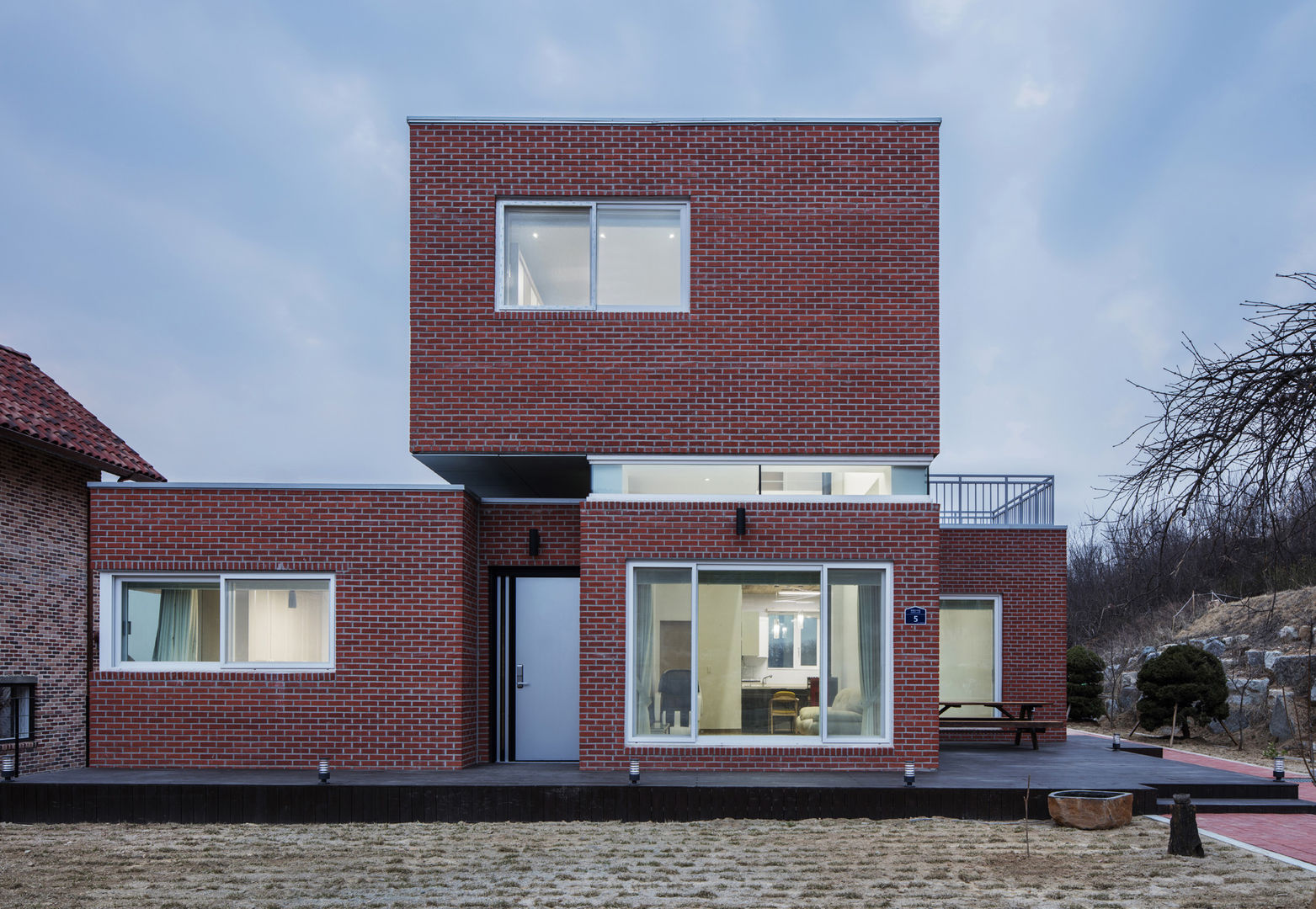 CHORA 13-7 / 남향가(南向家), CHORA CHORA Casas estilo moderno: ideas, arquitectura e imágenes Ladrillos