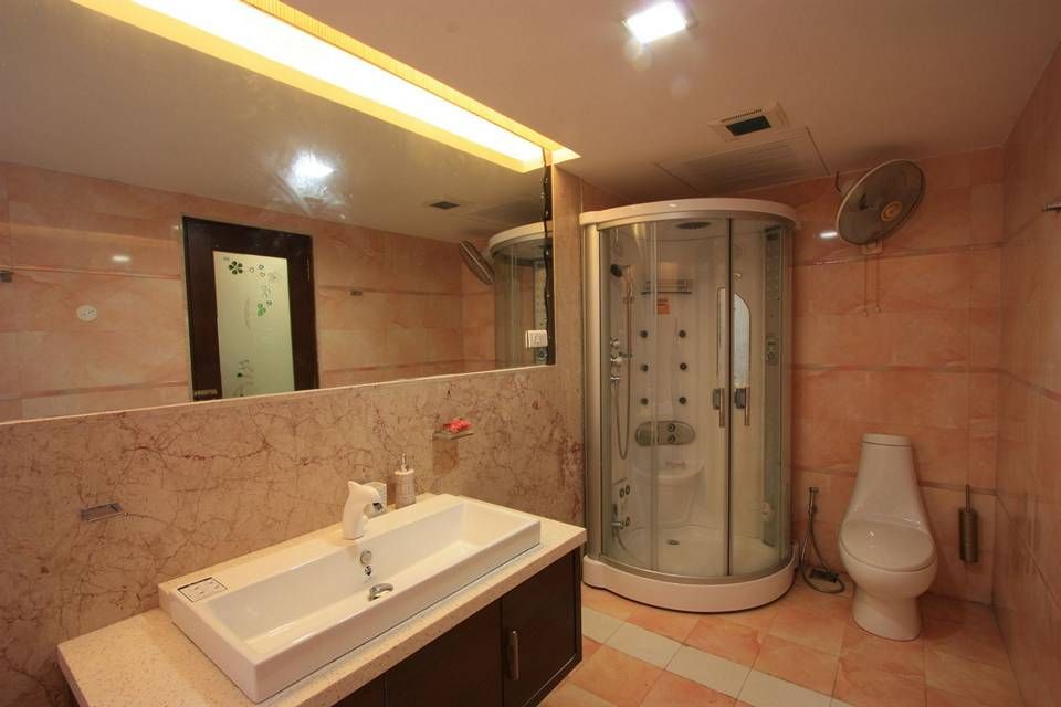 Toilet Ansari Architects Modern style bathrooms