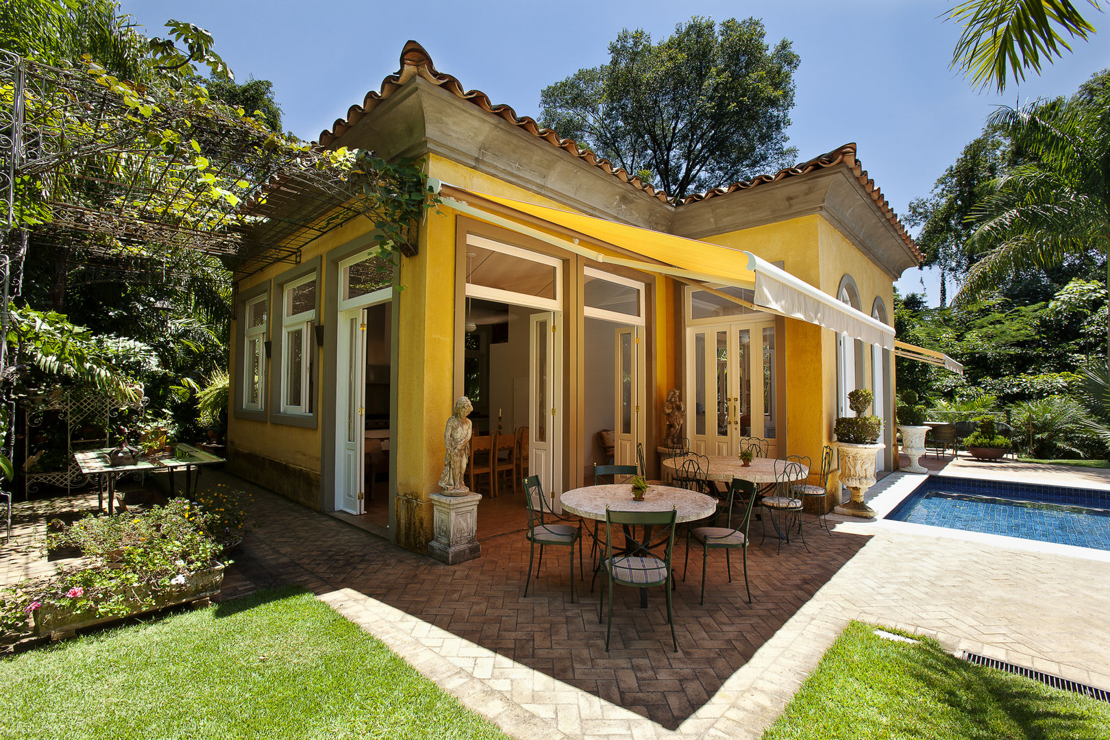 Casa de Campo Helvetia, Marcelo Bicudo Arquitetura Marcelo Bicudo Arquitetura Colonial style balcony, veranda & terrace