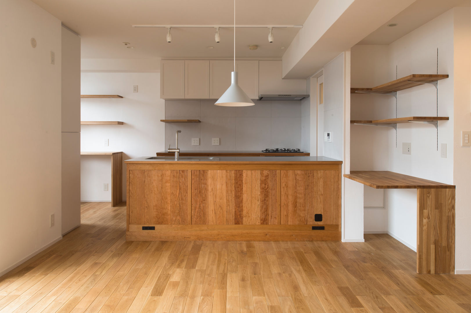 Cherry-kitchen House （Renovation）, Sakurayama-Architect-Design Sakurayama-Architect-Design Кухня в стиле модерн Дерево Эффект древесины