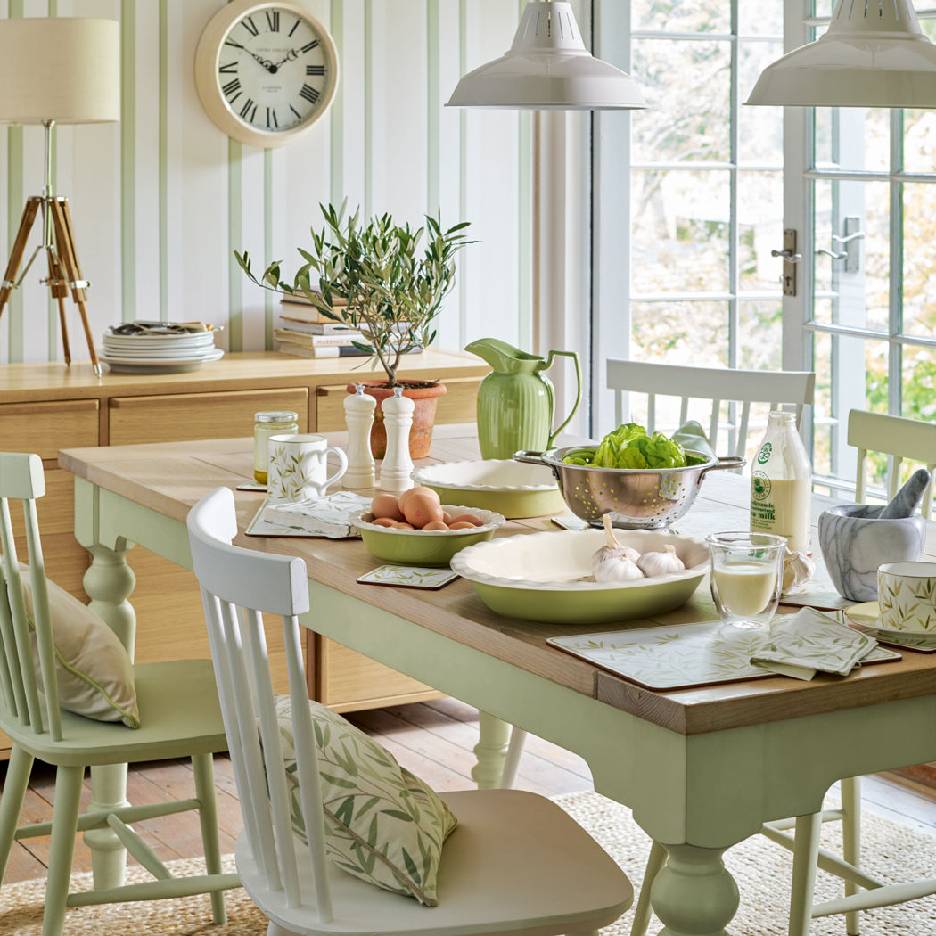 Timeless Country - Primavera Verano 2016, Laura Ashley Decoración Laura Ashley Decoración ラスティックデザインの ダイニング