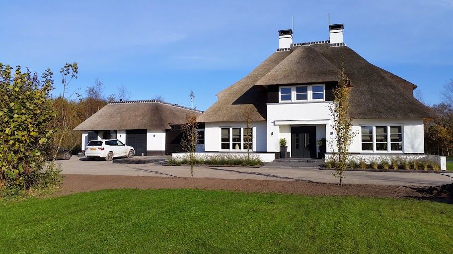 Witte rietgedekte villa te Dedemsvaart, 01 Architecten 01 Architecten Casas de estilo rural Piedra